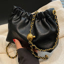 Bolsa Hobo Feminina Plissada com Corrente