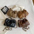 Bolsa Hobo Feminina Plissada com Corrente